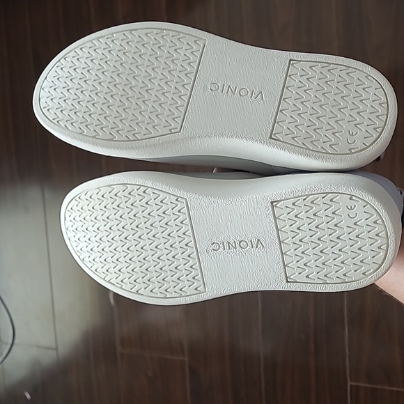 Vionic Winny Gray Leather Sneakers - Picture 4 of 5
